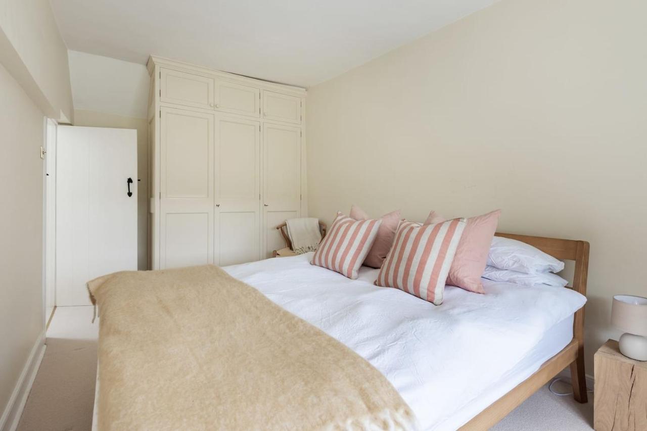 Architect Designed Cosy Cotswold Stone Cottage Quenington Exterior foto