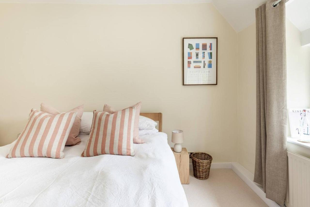 Architect Designed Cosy Cotswold Stone Cottage Quenington Exterior foto